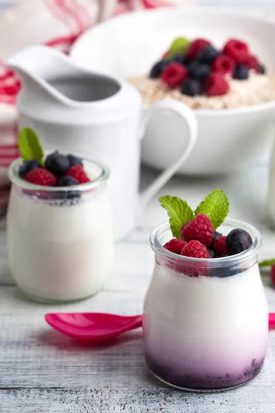 Yogurt with berries — Stock Photo, Image