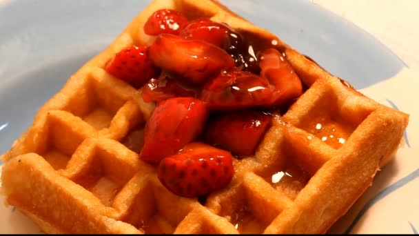 Waffle with chocolate and strawberries — Stock Video