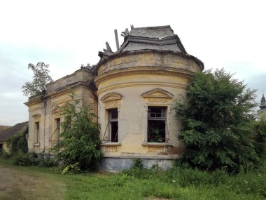 Mol, Backa, Voyvodina ve Sırbistan 'da çökmekte olan terk edilmiş eski bir ev.