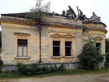 Mol, Backa, Voyvodina ve Sırbistan 'da çökmekte olan terk edilmiş eski bir ev.