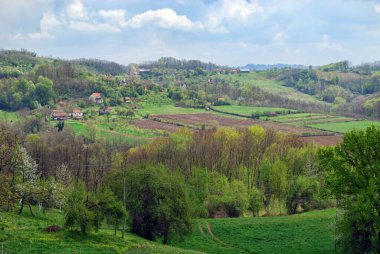 Sırbistan 'ın batısındaki Jadar nehir vadisinde Loznica kasabası yakınlarındaki Panorama.