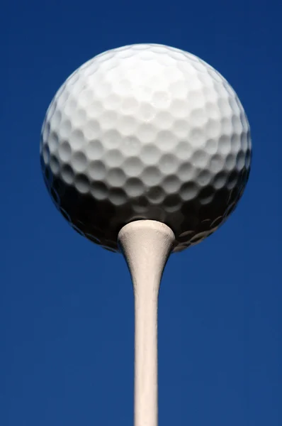 Golf ball on tee. — Stock Photo, Image