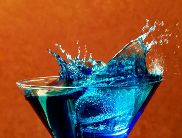 Ein Eiskalter Cocktail Vor Rotem Hintergrund — Stockfoto