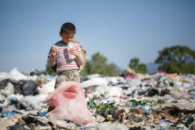 Zavallı çocuklar. Satmak için geri dönüşümlü atık topluyorum. Kirlilik ve çevre konsepti. Dünya çevresi günü. Atık ayrılığı. küresel ısınmayı kurtarmak için.