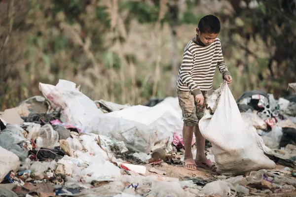 Pobres Niños Recoger Residuos Reciclables Para Vender Concepto Contaminación Medio — Foto de Stock