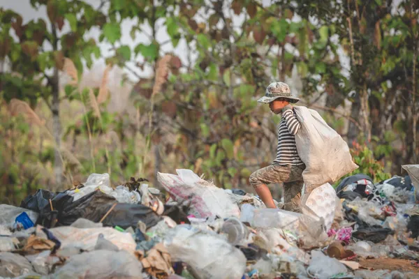 Pobres Niños Recoger Residuos Reciclables Para Vender Concepto Contaminación Medio — Foto de Stock