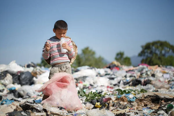 Pobres Crianças Recolha Resíduos Recicláveis Para Vender Poluição Conceito Ambiente — Fotografia de Stock