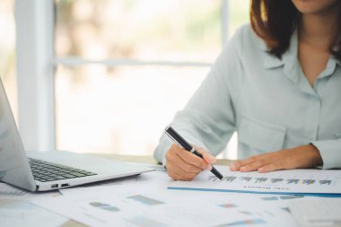 İş adamı iş istatistikleri ve iş grafikleri, bir kalem tutan işadamı ile grafik belgeleri, hisse senedi grafiği çalışma.