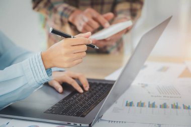 Takım iş toplantı sunumu. El işadamı çalışma projesinde modern ofis. Dizüstü bilgisayar ve akıllı telefon sabah ışık