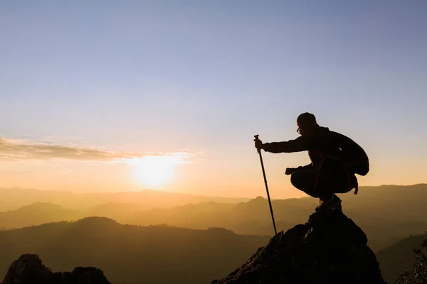 Σιλουέτα Του Γυναικείου Ορειβάτη Στην Κορυφή Του Βουνού Πεζοπορία Επιτυχία — Φωτογραφία Αρχείου