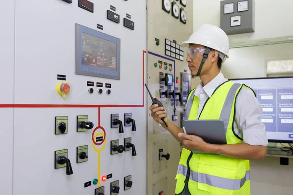 発電所の制御室で働く経験豊富な電気技師 点検状況の点検に従事する技術者スイッチギア電気エネルギー分布変電所 — ストック写真