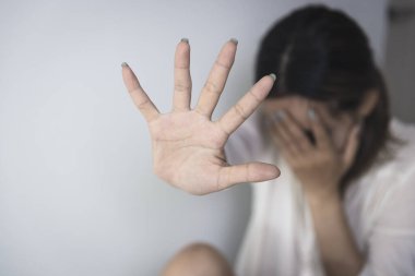 Kadınlar cinsel şiddet içeren her şeyi yasaklamak için ellerini kaldırıyorlar. Kadınlara yönelik şiddeti durdurma kampanyaları arasında tecavüz ve insan kaçakçılığı, depresyon, stres ve zihinsel sorunlar yer alıyor..
