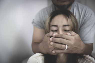 Erkekler ellerini ağızlarını kapatmak için kullanır, kadınların savaşma şansı yoktur. Aile sorunları, aile içi şiddet, şiddete son verme ve taciz, insan kaçakçılığı, tecavüz, saldırı, baskı.