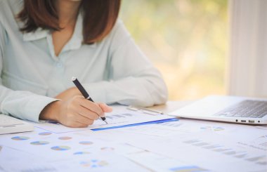 İş kadını grafikleri analiz ediyor ve grafikleri sergiliyor. Başarılı iş kavramları. İş büyümesi, iş stratejisi planlaması. Öğrenim ve iş geliştirme.