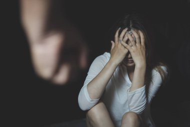 Kafasını tutan kadın fiziksel ve zihinsel olarak istismar edilmiş depresyon, stres, zihinsel sorunlar aile içi şiddet ve insan kaçakçılığı kavramı.