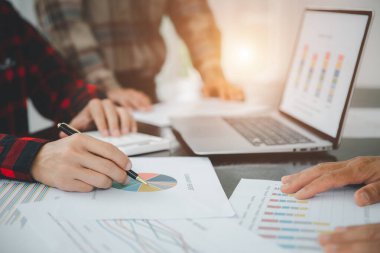 İş adamları birlikte çizelgeleri ve grafikleri analiz eder. Başarılı olmak için takım çalışması. İş büyümesi, iş stratejisi.