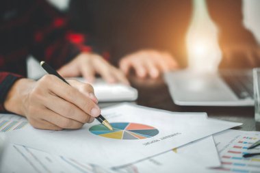 İş adamları birlikte çizelgeleri ve grafikleri analiz eder. Başarılı olmak için takım çalışması. İş büyümesi, iş stratejisi.