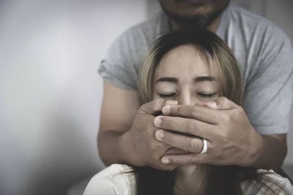 Mężczyźni Zakrywają Sobie Usta Rękami Kobiety Nie Mają Jak Walczyć — Zdjęcie stockowe