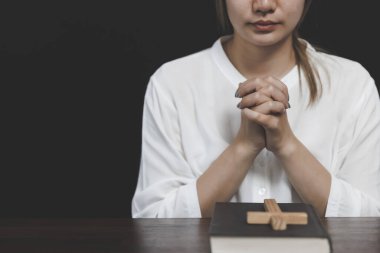Bir kadın ellerini kavuşturdu, dua etti ve Tanrı 'ya dua etti. Ruhani inançlar için dua etmek. Umudun, sevginin ve sadakatin gücü. İyiliğe inan..