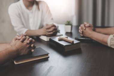 Hristiyan konsepti Ellerinizi İncil 'in üzerine koyun ve Tanrı' ya dua edin. İncil 'i birlikte okuyun. Hayatı yaşa. Birlikte dua ediyoruz. Umudun, sevginin ve sadakatin gücünü birleştirmek.