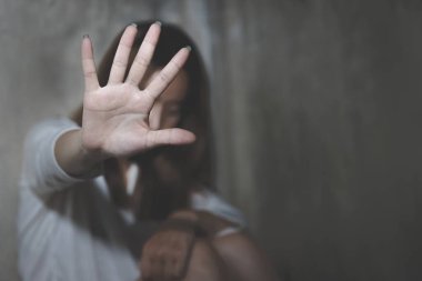Kız durmak için elini kaldırdı. Elleriyle kendini savunuyordu. Tecavüze ve insan kaçakçılığına karşı yürütülen şiddete son verin. Kadın hakları ve özgürlüklerini talep et.