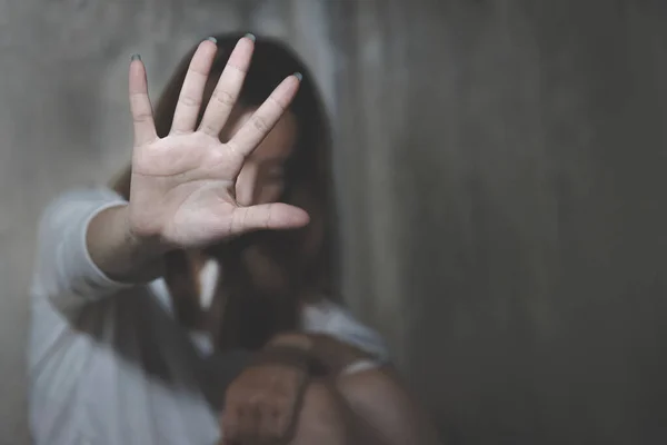 Κορίτσι Σήκωσε Χέρι Της Για Σταματήσει Υπερασπίζεται Τον Εαυτό Της — Φωτογραφία Αρχείου