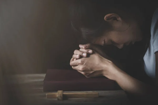 Mano Colocada Biblia Con Cabeza Inclinada Reza Dios Orando Por — Foto de Stock