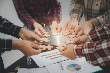 Parçalı bulmaca montaj farklı kişi elinde, takım birlikte doğru eşleme, yardım destek ekip ortak çözüm kavramı, en yakın görünümü bulmak için arama adet koyun.