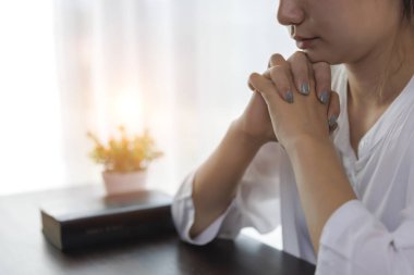 Kadın elleri İncil 'le Tanrı' ya dua ediyor. Tanrı 'nın kutsaması için dua et. Dini inançlar Hristiyan hayatı kriz duası Tanrı 'ya.