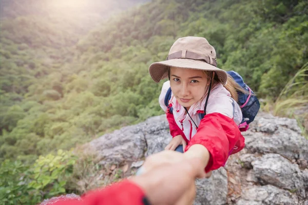 Ayudando Mano Mujer Excursionista Conseguir Ayuda Caminata Sonriendo Feliz Superando — Foto de Stock