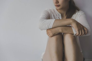  Depresyon ile ağlayarak katta oturan kadınlar depresyona zemin, ailevi sorunlar, mutfak, istismarı, Aile içi şiddet, kavramı depresyon ve intihar üzerinde oturan kadın.