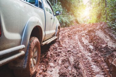  Kirli offroad araba, çamur kırsal road, Off-road lastikleri, offroad seyahat ve sürüş kavramı üzerinde Suv kaplı.