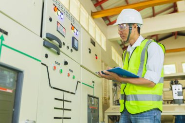 Elektrik santralinde çalışan deneyimli bir elektrikçi. Kontrol durum şalteri üzerinde çalışan mühendis elektrik enerji dağıtım istasyonu. 