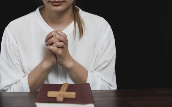 Религиозная Молодая Женщина Молится Богу Утром Духовность Религия Религиозные Концепции — стоковое фото