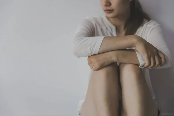 Mulheres Sentadas Chão Chorando Com Depressão Mulher Deprimida Sentada Chão — Fotografia de Stock