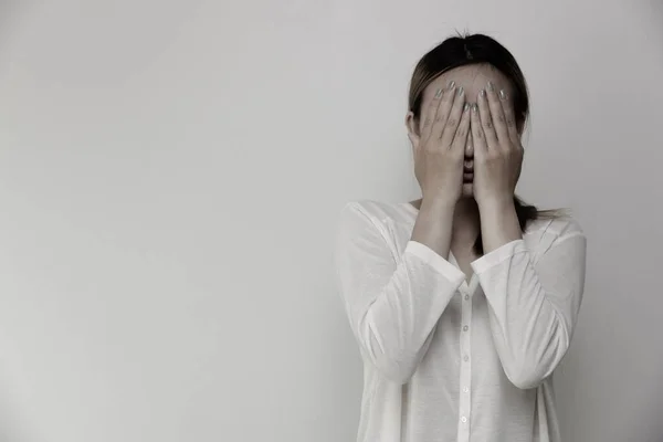 Dziewczyna Stojąca Rękami Zakrywającymi Twarz Odczuwa Ból Życiowymi Problemami Cierpiąca — Zdjęcie stockowe
