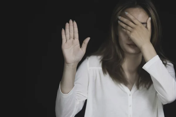 Kvinna Som Gömmer Sig Stoppa Våld Mot Kvinnor — Stockfoto