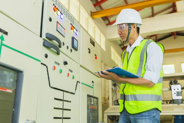 Elektrik santralinde çalışan deneyimli bir elektrikçi. Kontrol durum şalteri üzerinde çalışan mühendis elektrik enerji dağıtım istasyonu. 