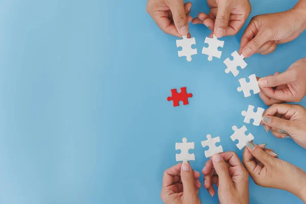 Grupo Gente Negocios Montar Rompecabezas Sobre Fondo Azul Trabajo Equipo — Foto de Stock