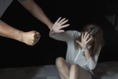 Erkeklerin kadınlara şiddet uyguladığı, kadınların aile içi şiddet ve tacize maruz kaldığı görüntüler. Aile içi şiddet karşıtı kavram