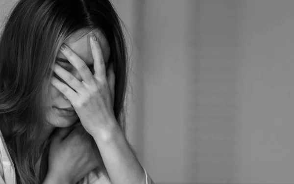Wanita Depresi Duduk Sudut Ruangan Dan Merasa Takut Kekerasan Dari — Stok Foto