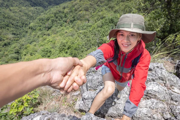 Ayudando Mano Mujer Excursionista Conseguir Ayuda Caminata Sonriendo Feliz Superando — Foto de Stock
