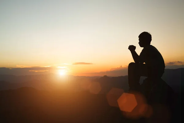 Hombre Rezando Atardecer Montañas Levantadas Mano Viajes Estilo Vida Relajación —  Fotos de Stock