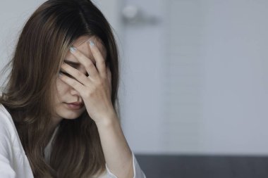 Bir kadın, onun çözemeyeceği sorunlar yaşıyor. Depresyon ve Endişe.