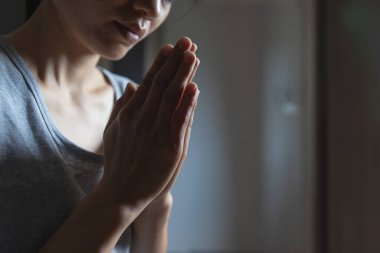 Dine ve Tanrı 'ya inançla dua eden bir kadın. Namaste veya Namaskar el hareketi, saygı göster, dua et.