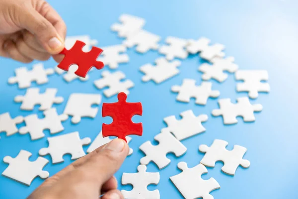 言葉の問題と解決と赤いジグソーパズルを保持する人間の手 関連性とつながりの象徴です 事業戦略 — ストック写真