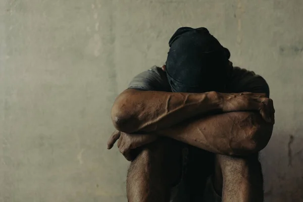 Egy Drogfüggő Hajléktalan Egyedül Depressziós Egy Elhagyatott Házban Szorongva Magányosan — Stock Fotó