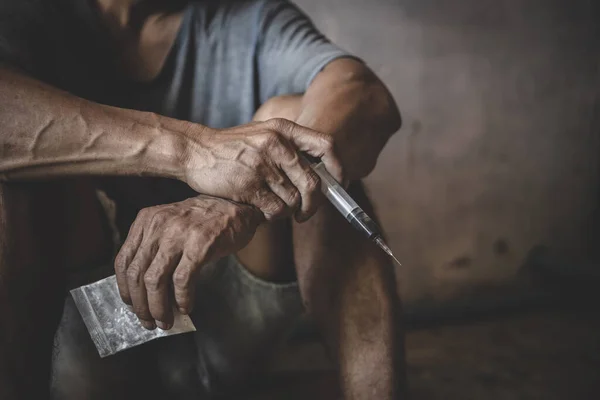 Ανθρώπινο Χέρι Ναρκομανή Και Σύριγγα Ναρκωτική Σύριγγα Στο Πάτωμα Ιουνίου — Φωτογραφία Αρχείου
