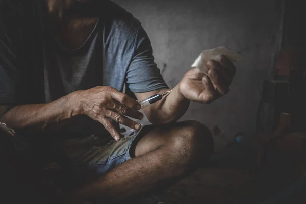 Mão Humana Viciado Drogas Uma Seringa Com Seringa Narcótica Chão — Fotografia de Stock