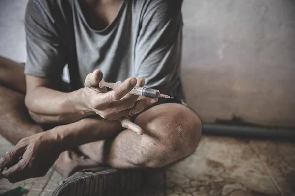 Narkotikamissbrukare Injicerar Heroin Armen Narkotikamissbrukare Man Med Spruta Med Droger — Stockfoto